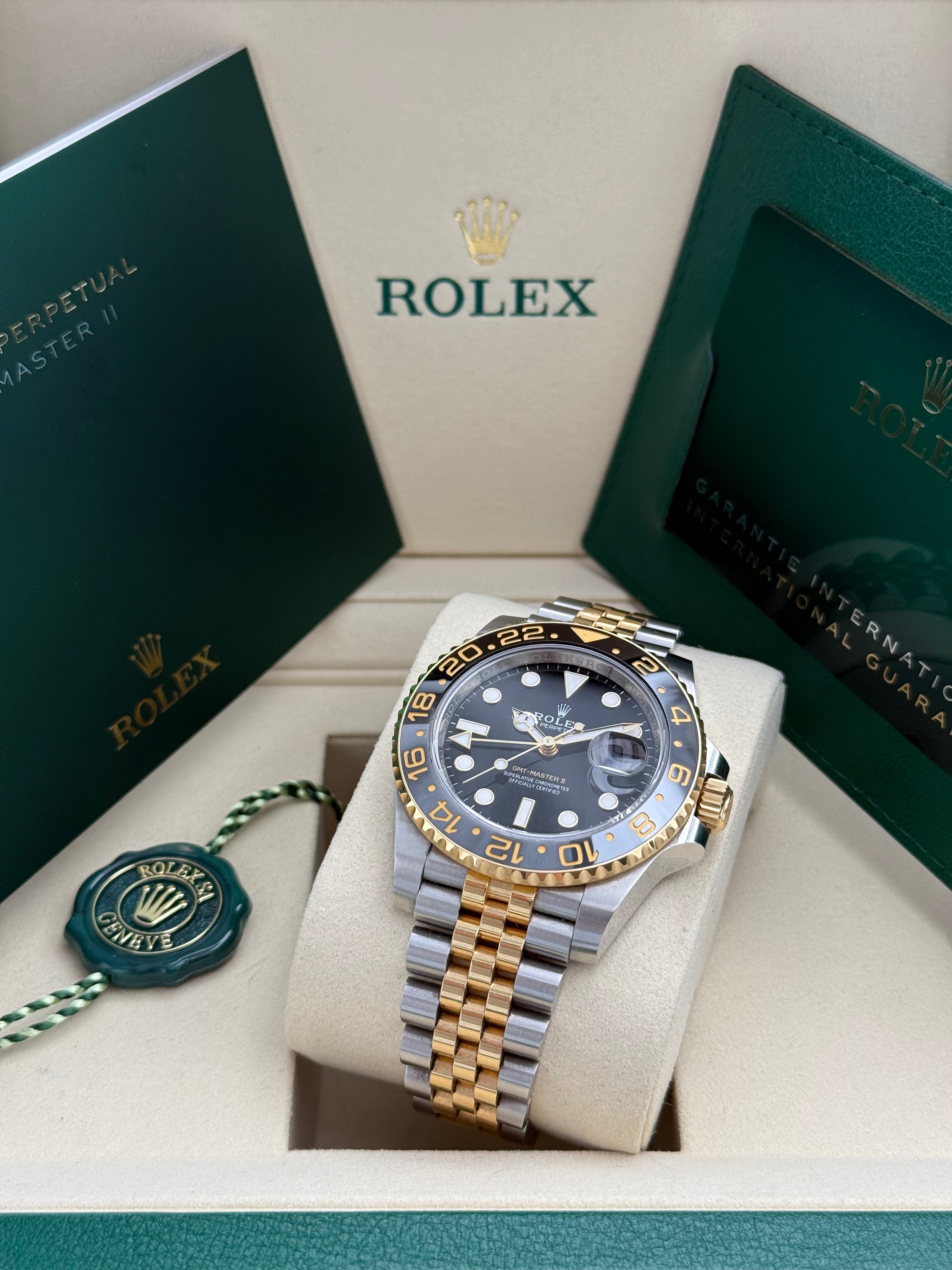 Rolex GMT Master II – Ref. 126713GRNR | Schwarzes Zifferblatt | Jubilee-Band